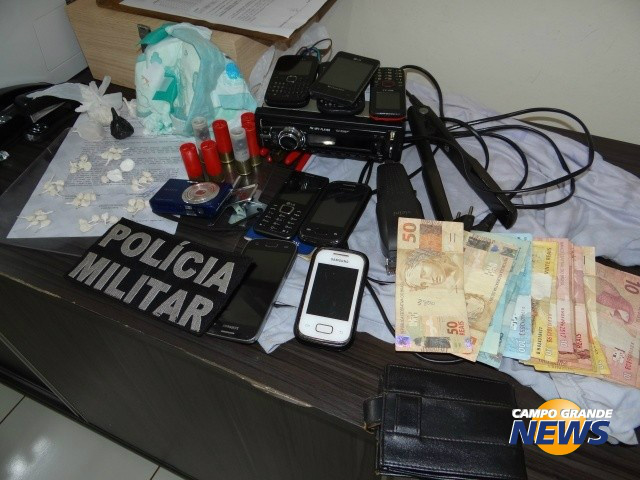 Dinheiro, celulares e papelotes de drogas encontrados em fralda descartável (Foto: Osvaldo Duarte