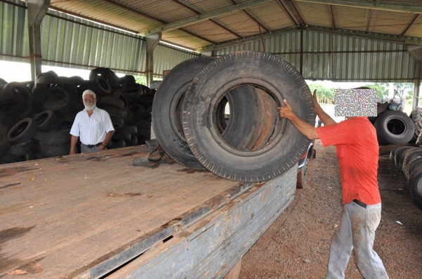 Antônio Empke observa embarque de pneus, no Ecoponto, em 2013. (Foto: Arquivo/Prefeitura de Três Lagoas)