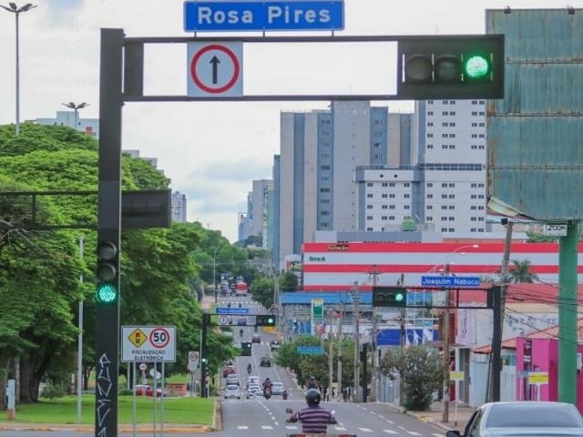 Mais nuvem e menos céu no horizonte de Campo Grande na manhã desta quarta-feira (27) na Avenida Afonso Pena (Foto: Marcos Maluf)