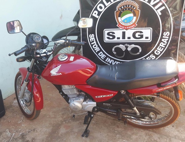 Moto furtada recuperada pelo SIG (Foto: Henrique Neto/Caçula FM)
