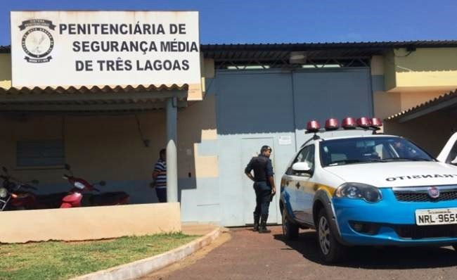 Policiais da Rádio Patrulha apreenderam drogas e celulares durante a ação. (Foto: Arquivo Caçula FM)