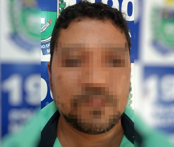 Homem preso pela PM durante patrulhamento pelo bairro Oiti. Consta em seu desfavor um mandado de prisão por pensão alimentícia. Foto: PM