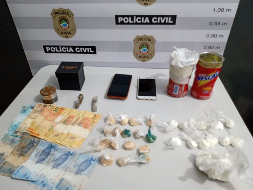 Polícia apreendeu cocaína, dinheiro e outros objetos — Foto: Polícia Civil/Divulgação