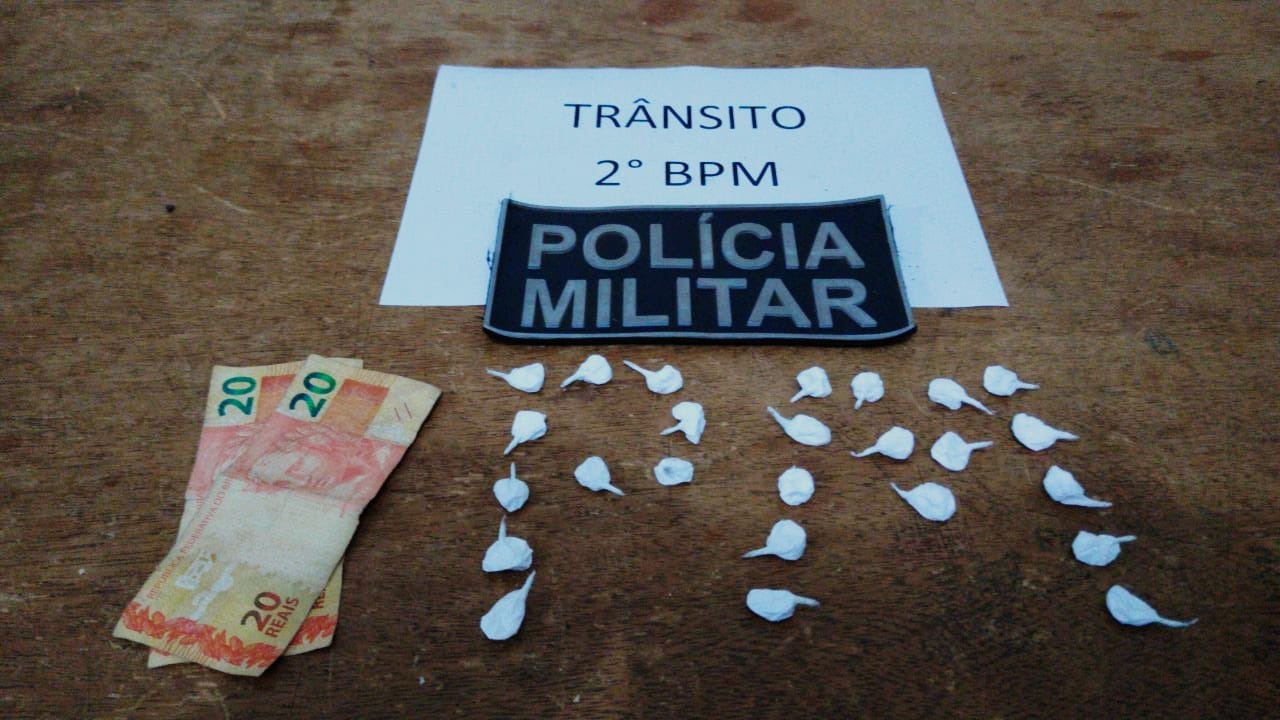 As 25 trouxinhas de cocaína e a quantia em dinheiro de R$ 40,00 apreendida com o suspeito. Foto: Polícia Militar/MS.