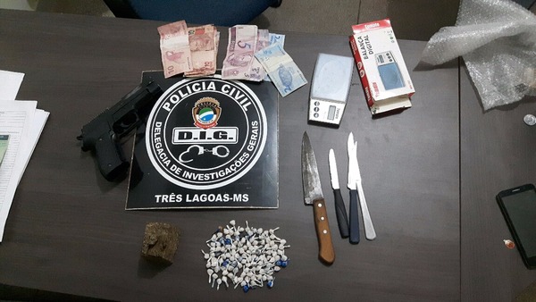 Facas, a pistola de brinquedo, drogas, uma balança e dinheiro apreendidos na casa de um comparsa. (Foto: Henrique Neto/Caçula FM)