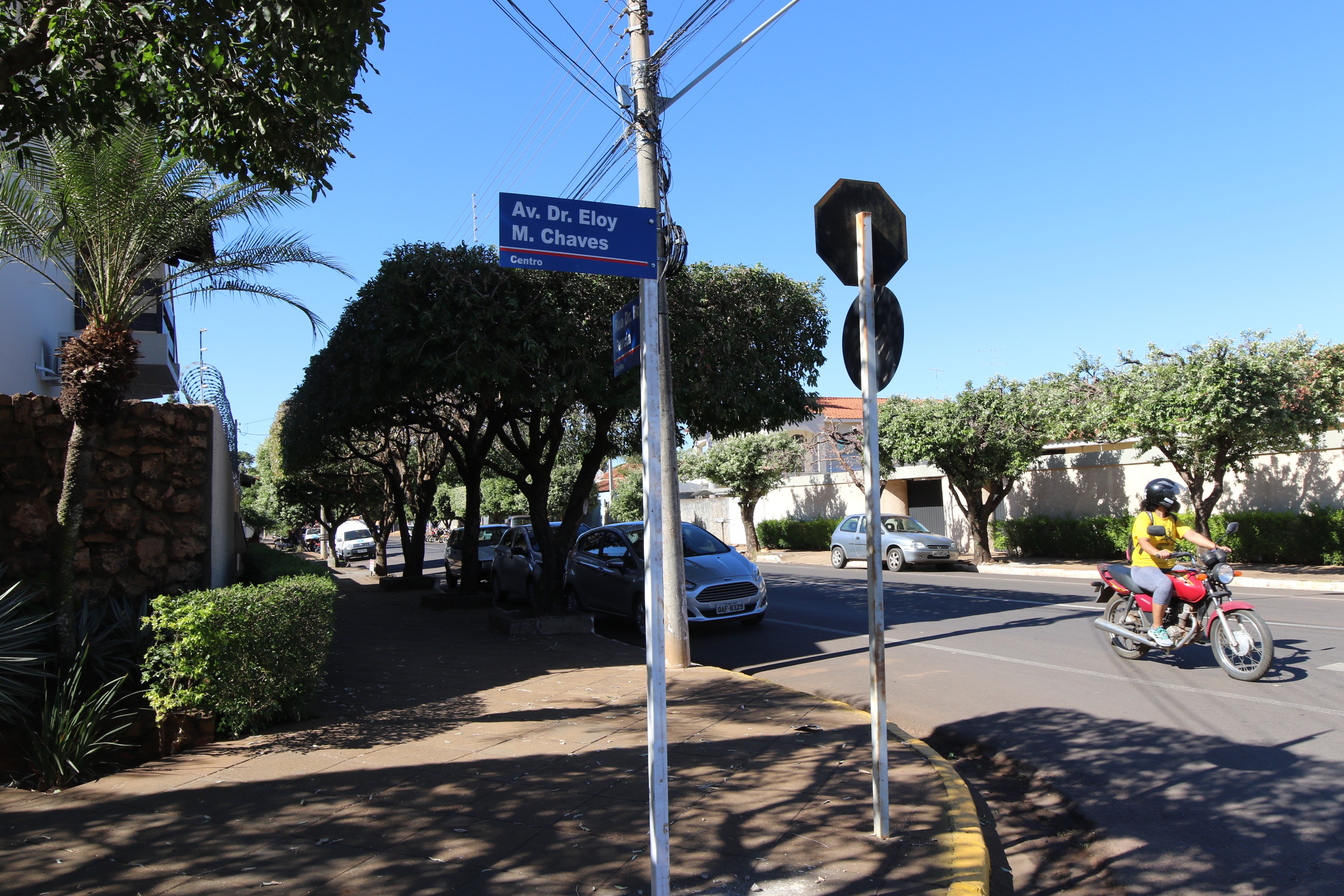 A Prefeitura de Três Lagoas por meio da Secretaria Municipal de Infraestrutura, Transporte e Trânsito (SEINTRA), pela Diretoria de Trânsito, está instalando conjuntos de placas de identificação de ruas pela Cidade. Foto: Assessoria PMTL.