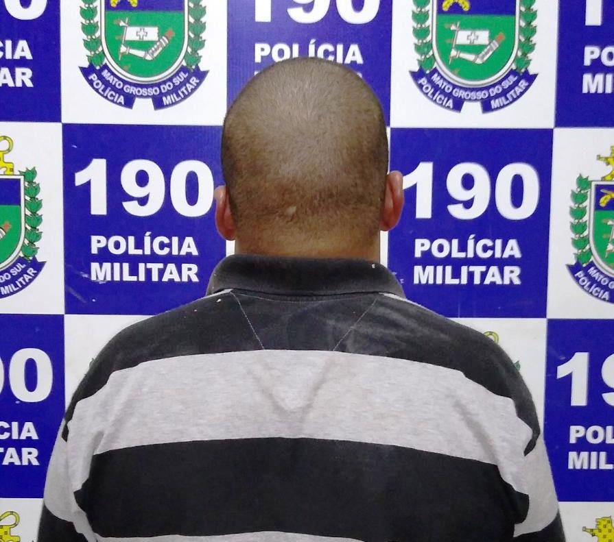 A guarnição de Polícia Militar realizava rondas pelo bairro Jardim Santo André quando flagrou o suspeito identificado como F.B.S. (30). Foto: Polícia Militar/MS.