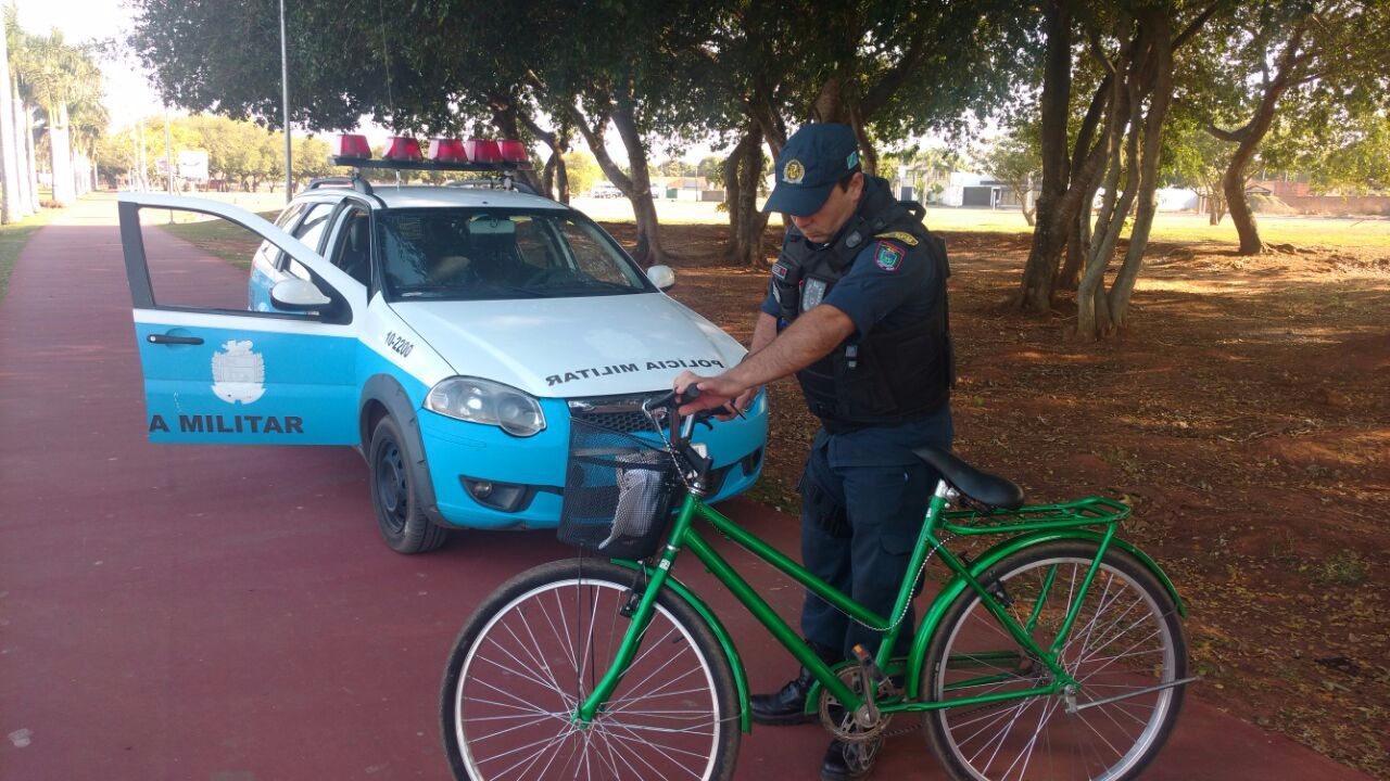 PM recolhe bicicleta apreendida com o adolescente. (Foto: Fábio Campos/Caçula FM)