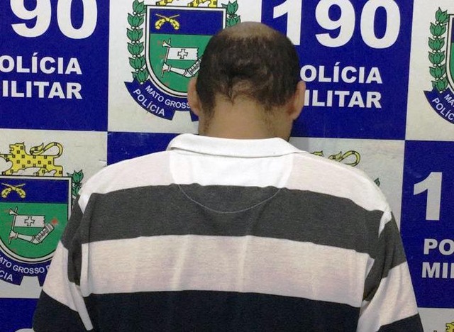 Homem (40) detido por policiais devido a mandado de prisão em aberto. Foto: ASSECOM do 2° BPM.