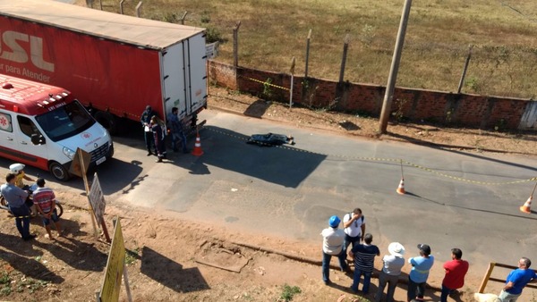 Acidente ocorreu perto de uma passarela. (Foto: Henrique Neto/Caçula FM)