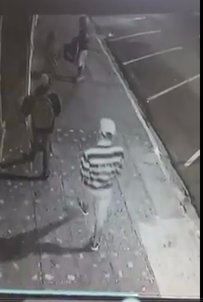 A loja teve mais de 100 aparelhos celulares levados pelos bandidos. (Foto: Reprodução Vídeo)