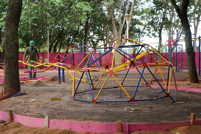 Instalação do novo Parquinho da Lagoa. Foto: Assessoria da Prefeitura de Três Lagoas.