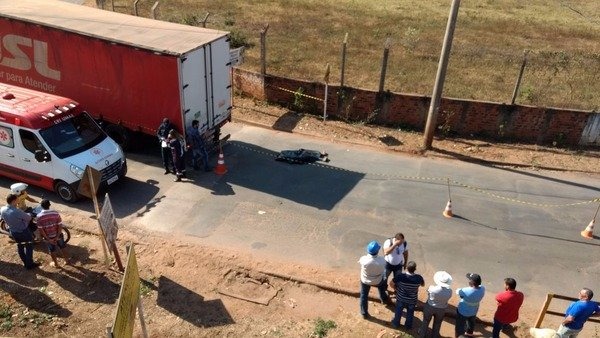 Acidente ocorreu perto de uma passarela. (Foto: Henrique Neto/Caçula FM)