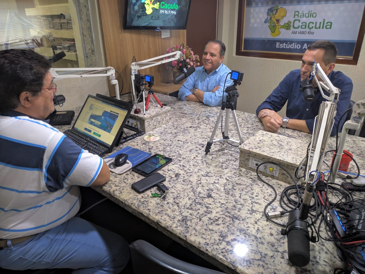 No estúdio, o Deputado Estadual Coronel David (PSL) e o Vereador de Três Lagoas Sargento Rodrigues (PSC) conversam com Romeu de Campos Jr. . Foto: Julia Vasquez/Rádio Caçula.