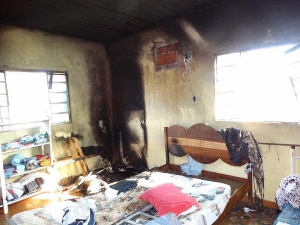 Carregador estava em tomada próxima ao berço onde o bebê dormia (Foto: Edição de Notícias)