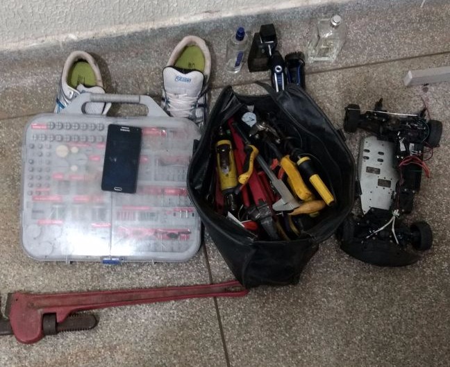 Parte das ferramentas que teriam sido furtadas. (Foto: Henrique Neto/Caçula FM)