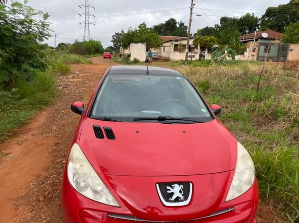 Veículo foi encontrado em terreno baldio de Campo Grande — Foto: Polícia Civil/Divulgação