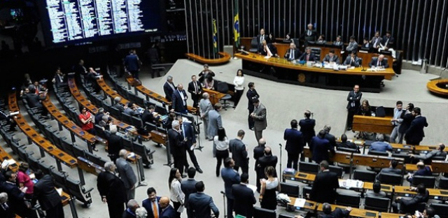 Foto do plenário da Câmara na sessão desta segunda-feira (19). No final da noite e sem aviso prévio, deputados liderados por Beto Mansur (PRB-SP) e apoiados pela maioria surpreenderam outros parlamentares ao tentarem votar projeto de lei que anistia o caixa 2 de campanhas