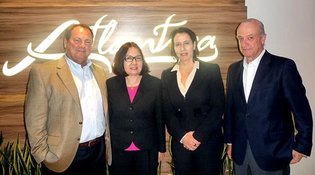 Na home, o presidente e CEO da Atlantica Hotels, Paul J. Sistare. Acima, o executivo ao lado da vice-presidente de Recursos Humanos, Dináurea Cheffins, da vice-presidente de Vendas e Marketing, Annie Morrissey, e do vice-presidente sênior de Desenvolvimento, Rafael Guaspari