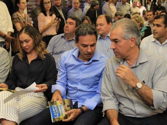 Prefeito de Campo Grande, Marquinhos Trad (PSD) ao lado do governador Reinaldo Azambuja (PSDB), durante evento (Foto: Marina Pacheco)