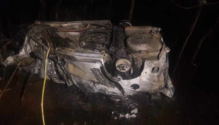 Van da Secretaria de Saúde de Bataguassu incendiou com a colisão, matando quatro pessoas. Foto: Cenário MS.