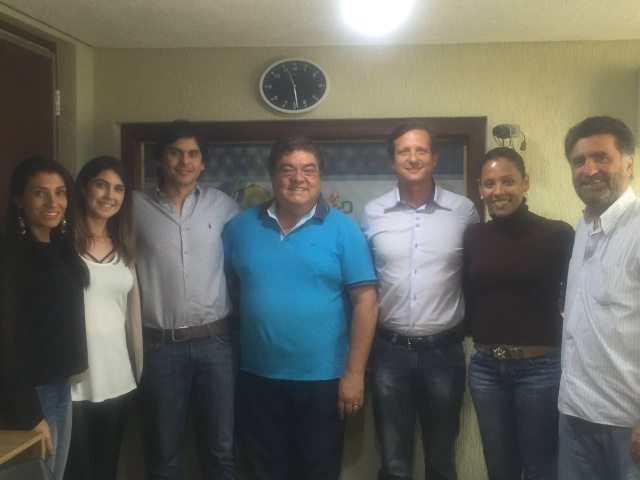 Os candidatos a vice prefeito, Paulo Salomão e Fabrício Venturoli com seus respectivos assessores. Ao centro (camiseta azul), o mediador Romeu de Campos Junior.