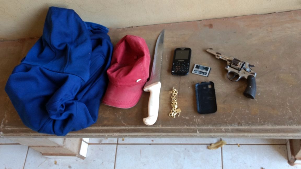 Uma faca e um revólver foram apreendidos com os suspeitos. (Foto: Caçula FM)