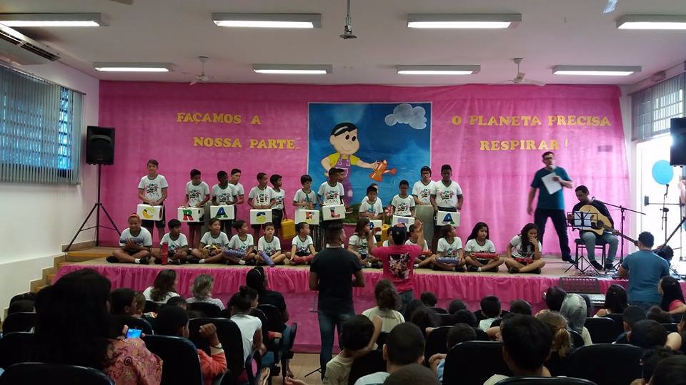 As crianças fizeram apresentação no auditório do Crase. (Foto: Reprodução Facebook)