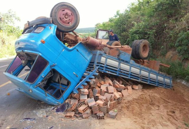 Foto: PC de Souza/Edição de NotíciasCaminhão carregado com materiais de construção tombou na tarde de ontem
