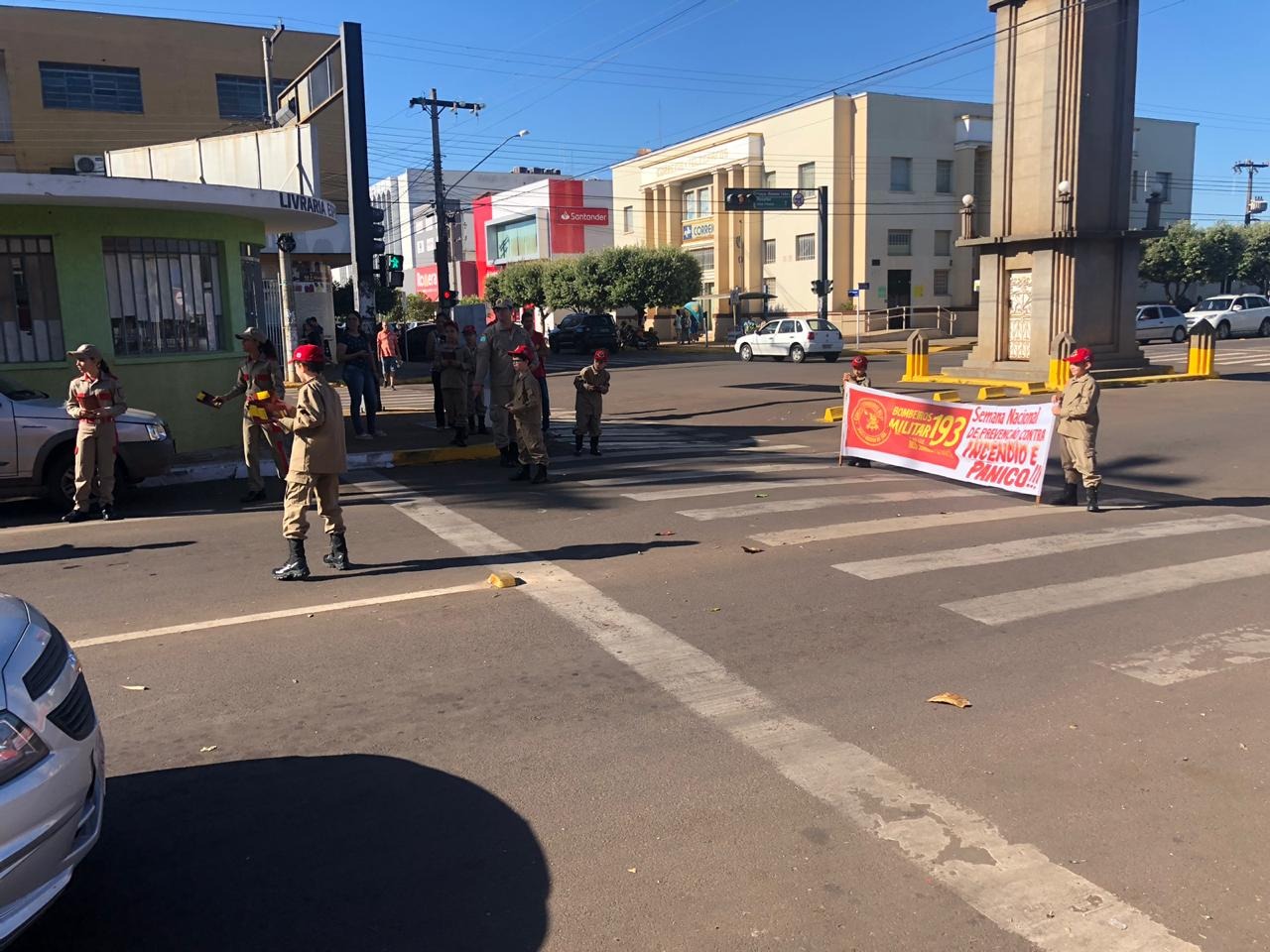 As crianças desenvolvem uma panfletagem e instruções na praça Senador Ramez Tebet, no Centro de Três Lagoas. Foto: 5º GCB/TL.
