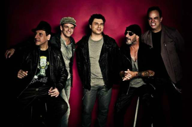 Peninha, de óculos, com a banda Barão Vermelho (Divulgação)