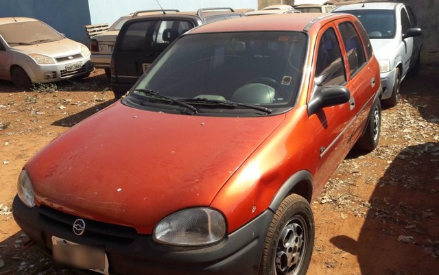 Vítima estava com parte do corpo para fora do carro em Jaboticabal, SP (Foto: Reginaldo Coelho/101 FM)
