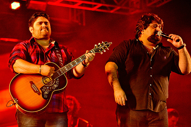 César Minotti e Fabiano agitou e encantou o público presente com canções inéditas, de CDs antigos e a clássica moda de viola.
