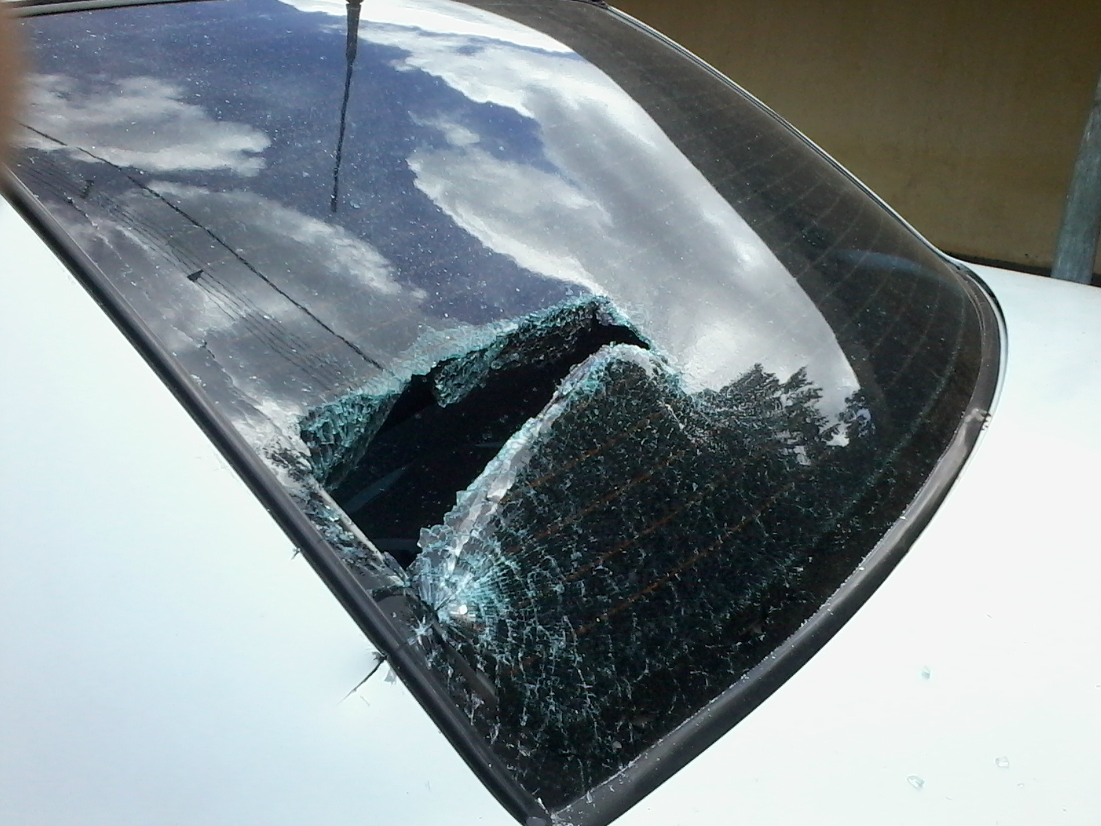 Mulher embriagada destrói carro durante briga na Vila Piloto em Três Lagoas (MS). Foto: Rádio Caçula.