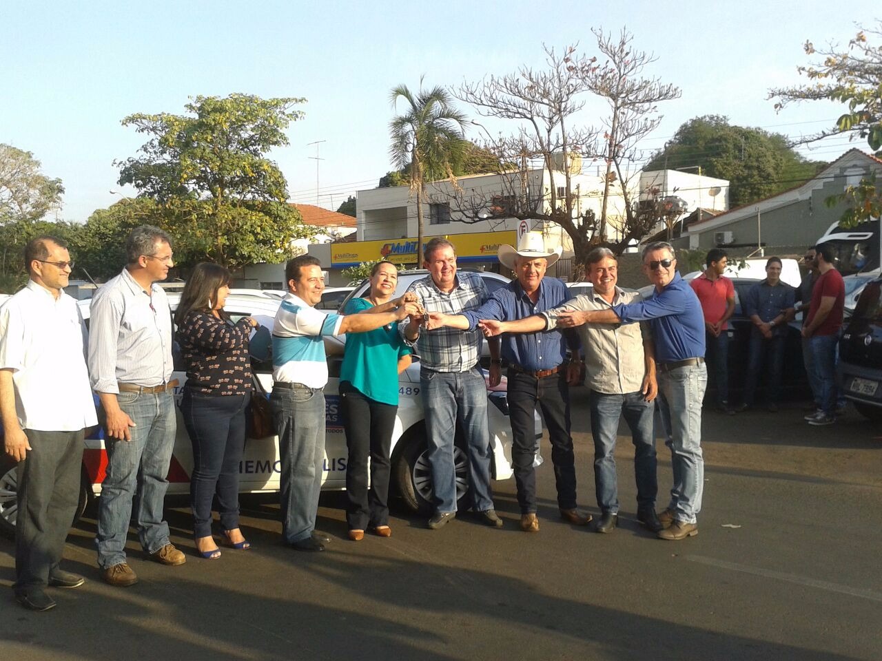 Autoridades receberam o veículo nesta sexta (11) em frente a Prefeitura de Três Lagoas. (Foto: Caçula FM)