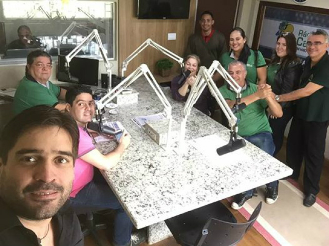 Direção e equipe da Rádio Caçula AM durante anúncio da mudança de frequência do AM para FM. Foto: Marco Campos/ Rádio Caçula.