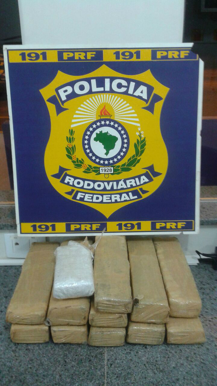 PRF apreende em Três Lagoas (MS) um menor transportando 10 kg de maconha. Foto: Assessoria PRF.