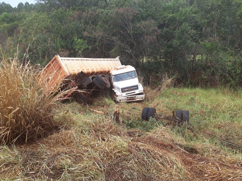 Carreta e cabine ficaram destruídos no acidente. (Foto: Reprodução/rede social)
