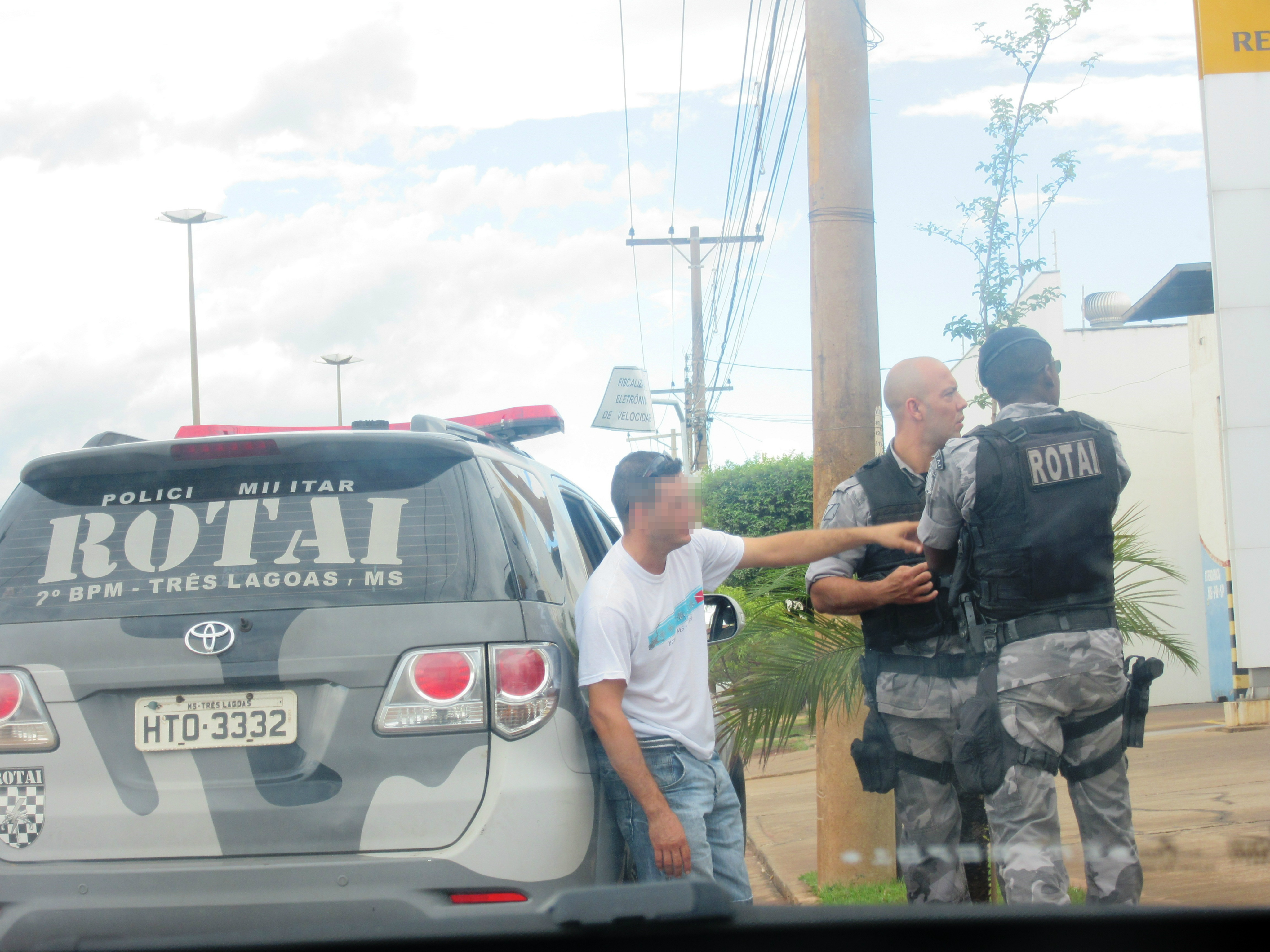 Segundo informações, R.V de 35 anos, procurou sua esposa em seu local de trabalho e queria saber de uma suposta traição.  Foto Rádio Caçula. 