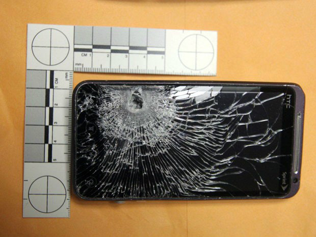 Funcionário contou que não havia percebido que a bala tinha atingido seu celular (Foto: Winter Garden Police Department/AP)