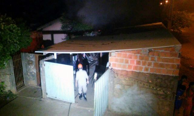 A casa foi tomada pelas chamas. Foto: Divulgação Corpo de Bombeiros