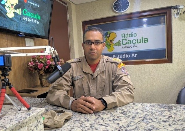 Comandante do 5º GBM Tenente Coronel Leandro Mota de Arruda, em entrevista ao programa Jornal da Manhã, da Rádio Caçula, na manhã da última sexta-feira (28) - Foto: Rodrigo de Freitas.