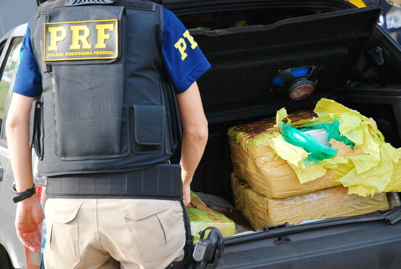 Droga foi encontrada no porta-malas de um dos veículos apreendidos - Foto: Tiago Apolinário/Da Hora Bataguassu