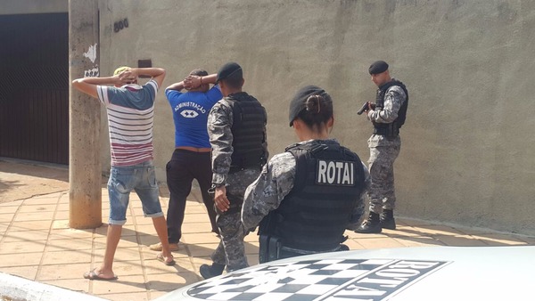 Suspeitos foram rendidos perto do salão. Foto: Marcos Campos/TL Notícias)