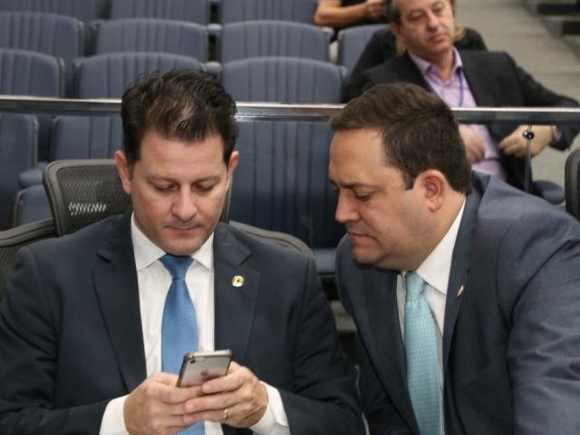 Deputados Renato Câmara (MDB) e Márcio Fernandes (MDB), durante sessão (Foto: Victor Chileno/ALMS)