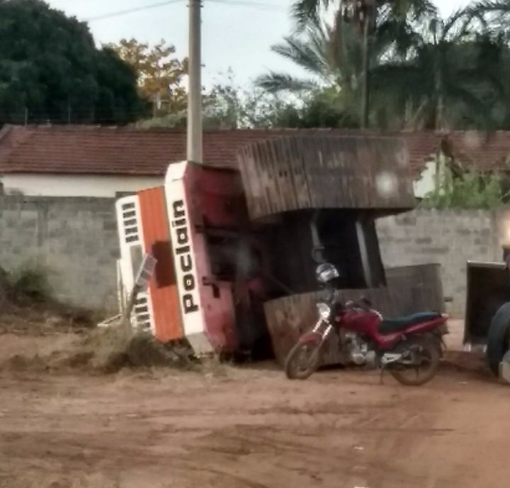 Máquina ficou tombada. (Foto: Reprodução/rede social)