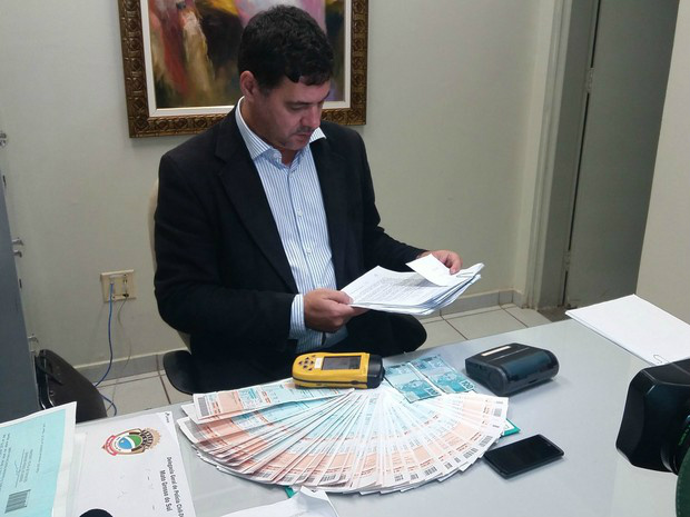 Investigadores recolheram 40 faturas de energia elétrica na casa do suspeito (Foto: Ronie Cruz/G1 MS)