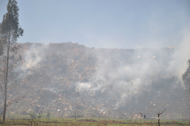 O fogo teria sido colocado na noite de terça-feira por moradores da região que tem rixas com quem trabalham no local (Foto: Guilherme Pimentel)