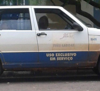 Diariamente o carro fica estacionado no portão dos fundos da escola a partir das 11h40 da manhã. Foto: Enviada por internauta.