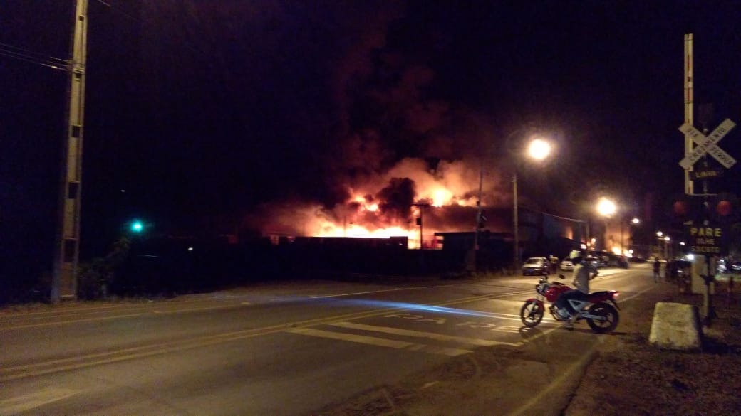 Incêndio ocorreu por volta das 21h e foi controlado pelo Corpo de Bombeiros às 3h. Foto: Rádio Caçula